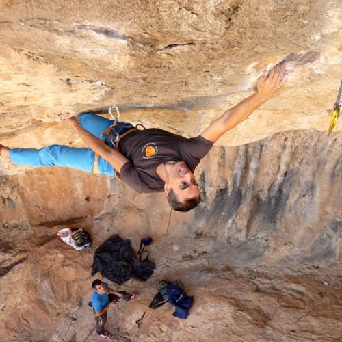 Pablo Gómez Ruiz escala "La mujer del pecado" (8a) en Alfacar. Foto por Belén Robles.