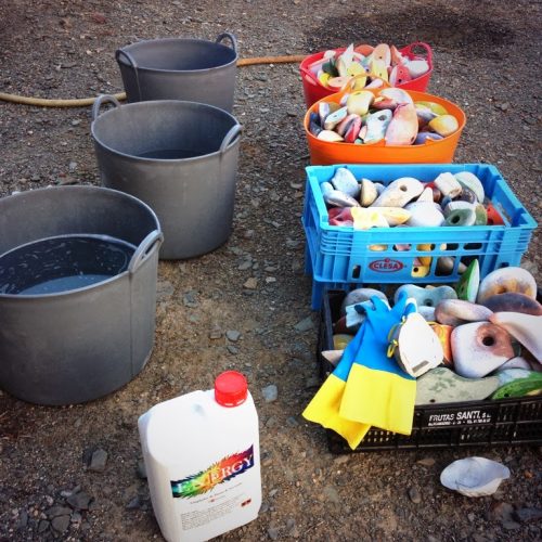 Limpiando presas de rocódromo