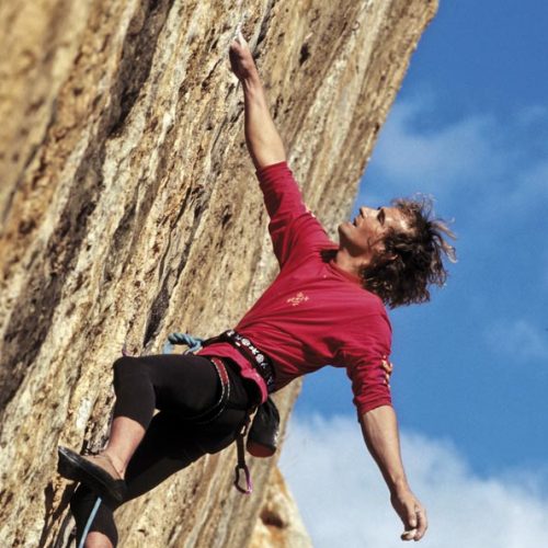 Patrick Edlinger escalando en Cimai, Francia, hacia el año 1994.